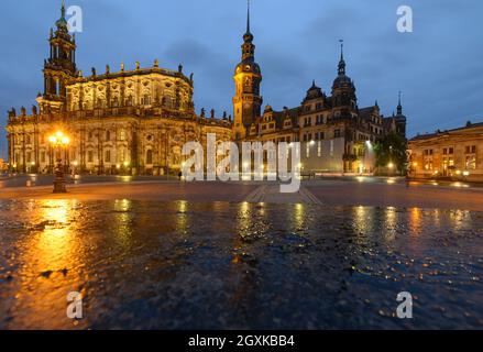 Dresde, Allemagne. 05e octobre 2021. Le soir, la Theaterplatz, en face de la Hofkirche (l-r), du Hausmannsturm, de la Residenzschloss et de la Schinkelwache, est légèrement pluvieuse. Credit: Robert Michael/dpa-Zentralbild/dpa/Alay Live News Banque D'Images