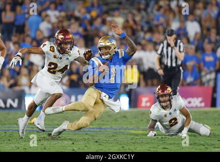 Pasadena, Californie, États-Unis. 02 octobre 2021. Le quarterback UCLA Bruins Dorian Thompson-Robinson #1 porte le ballon pendant le match de football NCAA entre les Bruins UCLA et les Sun Devils de l'État d'Arizona au Rose Bowl à Pasadena, en Californie. Crédit photo obligatoire : Charles Baus/CSM/Alay Live News Banque D'Images