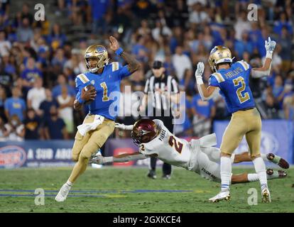 Pasadena, Californie, États-Unis. 02 octobre 2021. Le quarterback UCLA Bruins Dorian Thompson-Robinson #1 porte le ballon pendant le match de football NCAA entre les Bruins UCLA et les Sun Devils de l'État d'Arizona au Rose Bowl à Pasadena, en Californie. Crédit photo obligatoire : Charles Baus/CSM/Alay Live News Banque D'Images