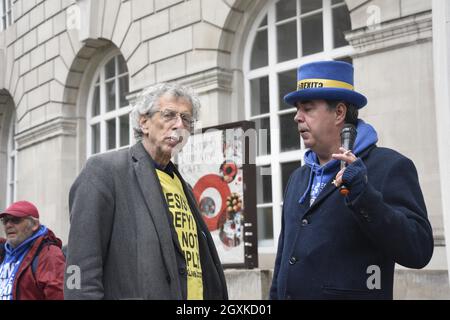 Manchester, Royaume-Uni, 5 octobre 2021. Piers Corbyn, militant anti-vaxxer et anti-verrouillage, s'adresse au militant anti-Brexit Steve Bray, en discutant à tour de rôle de l'utilisation du son amplifié pour éviter de parler les uns sur les autres. Les manifestants font pression et manifestent devant la Conférence du Parti conservateur à Manchester, au Royaume-Uni. La conférence aura lieu du 3 octobre au 6 octobre 2021, au complexe de convention de Manchester Central. L'événement comporte des slogans « construire mieux » et « aller de l'avant avec le travail ». Elle se déroule dans un contexte de pénuries de carburant, de problèmes d'approvisionnement et d'inflation croissante. Crédit : Banque D'Images