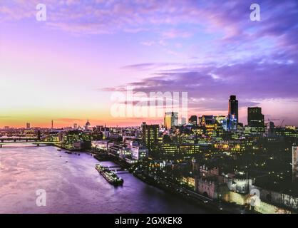 LONDON CITY THAMES années 1980 Vintage rétro London City Financial Centre River Thames vue historique unique du haut de Tower Bridge au coucher du soleil, en regardant vers la ville et la cathédrale Saint Pauls Londres Royaume-Uni Banque D'Images