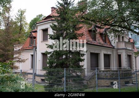 Katowice, Pologne - 24 septembre 2021. Cette villa était la résidence du célèbre gaulétre et criminel de guerre Fritz Bracht. Automne jour nuageux. Sélection Banque D'Images