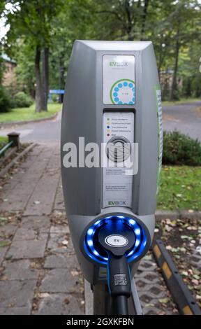 Katowice, Pologne - 24 septembre 2021. Un cliché statique d'une charge de moteur double Tesla noir solide modèle 3 au niveau de la station de charge AC de la boîte EVBox dans un ciel nuageux Banque D'Images