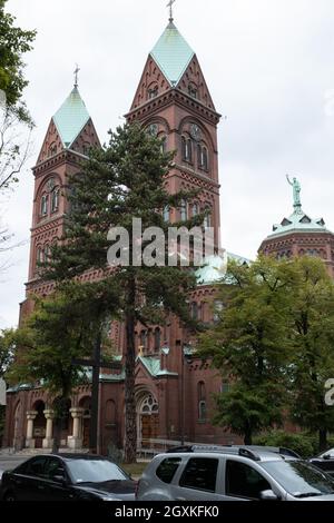 Katowice, Pologne - 24 septembre 2021. Basilique catholique romaine Panewniki dans un ciel nuageux jour d'automne. Banque D'Images