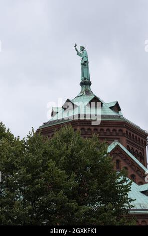 Katowice, Pologne - 24 septembre 2021. Basilique catholique romaine Panewniki dans un ciel nuageux jour d'automne. Banque D'Images