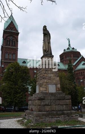 Katowice, Pologne - 24 septembre 2021. Basilique catholique romaine Panewniki dans un ciel nuageux jour d'automne. Banque D'Images