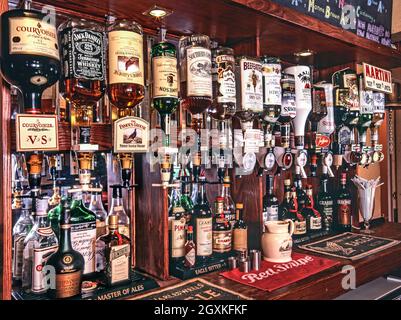 Pub années 1990 intérieur avec divers spiritueux et boissons et liqueurs exposés à la vente dans une maison publique typique de pub anglais traditionnel dans les années 1990 Banque D'Images