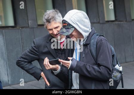 Londres, Angleterre, Royaume-Uni. 5 octobre 2021. Highbury Corner Magistrate court, Londres, Royaume-Uni, 5 octobre 2021. Le célèbre éco-activiste Dr Larch Maxey, 49 ans, se rafraîchit avec son fils à la cour des magistrats de Highbury Corner à Londres. Aujourd'hui, il a été jugé pour des infractions présumées liées au camp de protection des arbres et aux tunnels établis à Euston Square Gardens entre le 28 août 2020 et le 2021 février. Les militants écologistes ont protesté contre les plans controversés de 100 milliards de livres sterling High Speed 2, définis à plusieurs reprises comme « une grave menace pour les bois anciens du Royaume-Uni » par le Woodland Trust. (Credit image: © Sabrina Me Banque D'Images