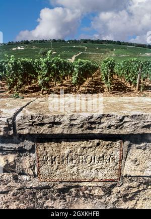 RICHEBOURG plaque de pierre gravée dans le mur limite de luxe fin très cher et rare Grand cru Richebourg vignoble de RDC domaine de la Romanee-Conti, Vosne-Romanee, Côte d'Or, Bourgogne France Banque D'Images