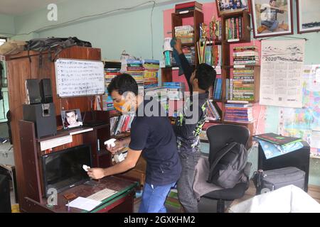 Non exclusif: Les étudiants de l'Université de Dhaka, ont commencé à retourner progressivement aux dortoirs du campus où ils vivront dans l'Uni Banque D'Images