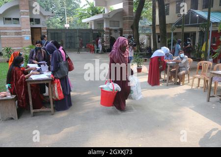 Non exclusif: Les étudiants de l'Université de Dhaka, ont commencé à retourner progressivement aux dortoirs du campus où ils vivront dans l'Uni Banque D'Images