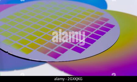 Plusieurs plaquettes de silicium avec circuit imprimé et différentes couleurs. Format de bannière. Banque D'Images