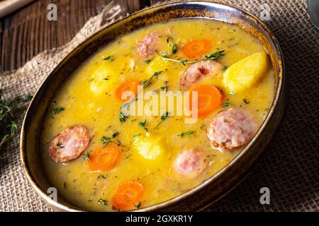 Soupe classique aux pois avec saucisse et viande Banque D'Images