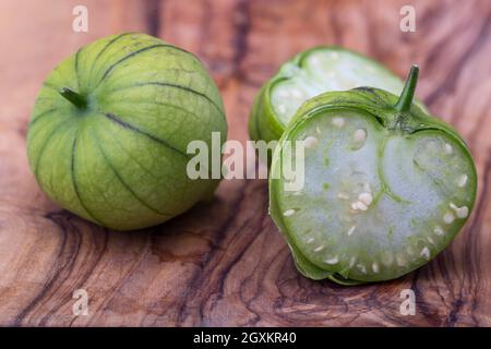 gros plan de tomatillos sur une planche à découper Banque D'Images