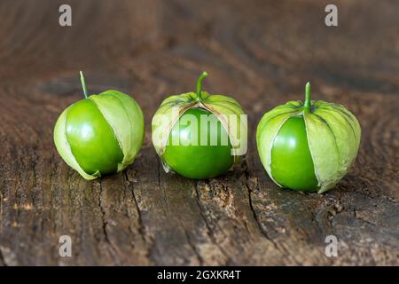 gros plan de tomatillos sur une planche à découper Banque D'Images