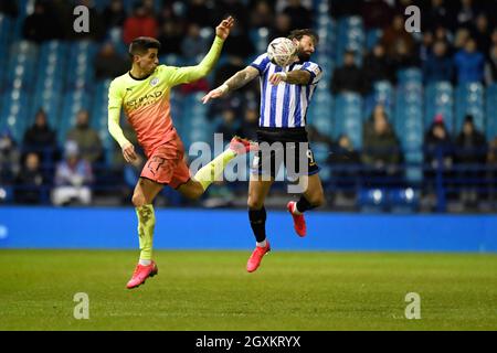 Joao Cancelo de Manchester City et Steven Fletcher de Sheffield Wednesday se disputent la possession Banque D'Images