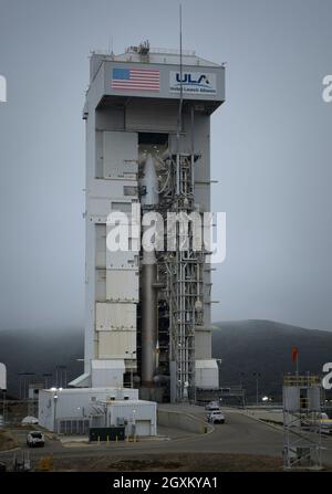 La fusée Atlas V de United Launch Alliance avec le satellite Landsat 9 de la NASA est prête pour le lancement au complexe de lancement spatial 3, base spatiale de Vandenberg le 27 septembre 2021 à Lompoc, en Californie. Banque D'Images