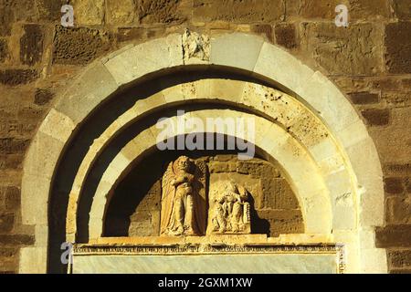 Fossacesia - Abruzzes - Église médiévale de San Giovanni in Venere : détail de la lunette sur le portail principal Banque D'Images