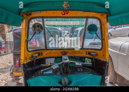 VARANASI, INDE - 25 OCTOBRE 2016: Vue d'un pousse-pousse automatique sur une rue à Varanasi, Inde Banque D'Images