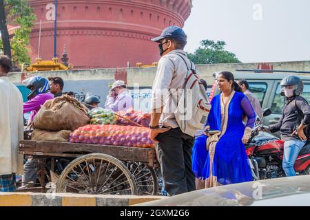 VARANASI, INDE - 25 OCTOBRE 2016 : chariot de légumes dans un embouteillage à Varanasi, Inde Banque D'Images