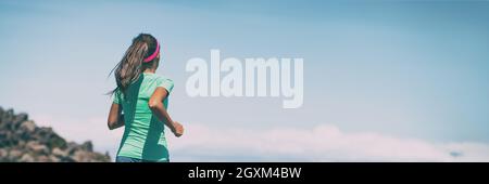 Fille coureur courir sur la piste courir en plein air paysage d'été dans les montagnes en-tête panoramique de ciel bleu fond . Femme athlète femme entraînement cardio Banque D'Images