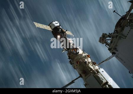 L'engin spatial russe Soyuz MS-18 transportant trois membres d'équipage Expedition 65 a été amarré au module de laboratoire polyvalent Nauka après avoir déménagé du module Rassvet à la Station spatiale internationale le 28 septembre 2021 à Earth Orbit. Banque D'Images