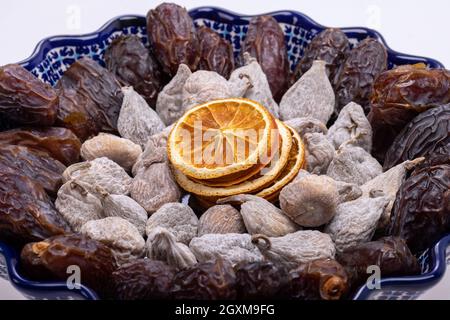 tranches d'orange séchées, figues saupoudrées de farine de riz et de dattes jumbo medjoul. Banque D'Images