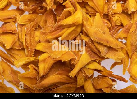 Tranches de mangue séchées. Parfait comme en-cas, ajout à la crème glacée et autres desserts. Banque D'Images