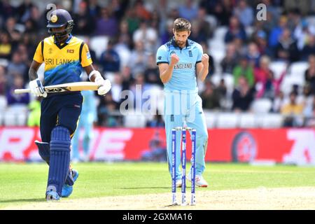 Mark Wood, en Angleterre, célèbre le cricket de Isuru Udana, au Sri Lanka (à droite) Banque D'Images