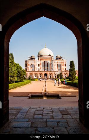 DELHI, INDE - 24 OCTOBRE 2016 : vue sur le tombeau d'Humayun à travers une porte. Delhi Inde Banque D'Images