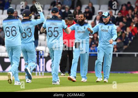 Adil Rashid, un Anglais, célèbre la prise de Jeevan Mendis au Sri Lanka de son propre bowling Banque D'Images