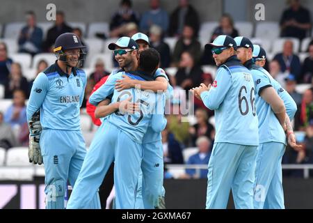 Adil Rashid, un Anglais, célèbre la prise de Jeevan Mendis au Sri Lanka de son propre bowling Banque D'Images