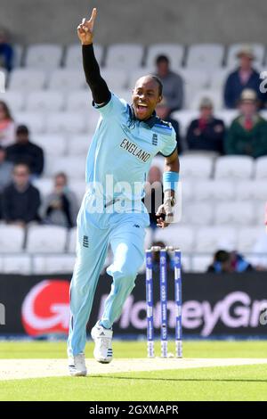 Le Jofra Archer, en Angleterre, célèbre la prise du guichet de Dimuth Karunaratne au Sri Lanka Banque D'Images