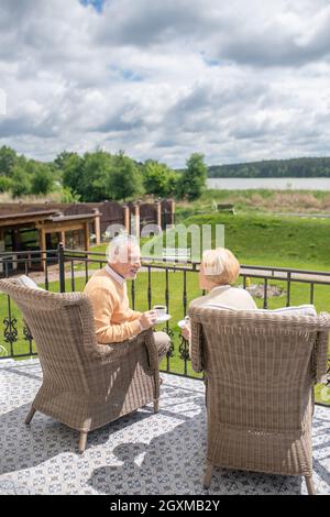 Couple ayant une conversation pendant la pause-café Banque D'Images