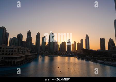 DUBAI UAE 31 janvier 2017 célèbre la fontaine musicale à Dubaï avec des gratte-ciel en arrière-plan sur une belle soirée d'été Banque D'Images