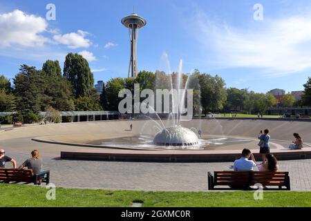 Touristes et habitants de la région lors d'une journée ensoleillée à International Fountain, et Space Needle au Seattle Center, Seattle, Washington. Banque D'Images