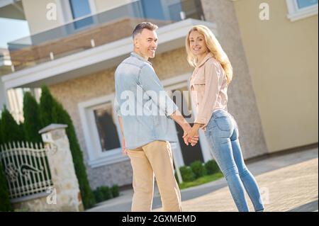 L'homme et la femme tenant la main debout se tournont autour Banque D'Images