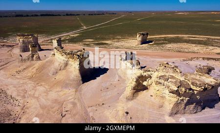 Vue aérienne de la route du désert avec des piliers de roche blanche dans des formations inhabituelles Banque D'Images