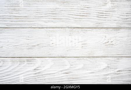 Table en bois blanc, vue de dessus pour un arrière-plan texturé. Vieux panneaux de grange peints, surface en bois d'époque avec motif nature. Planches horizontales rugueuses pour Banque D'Images