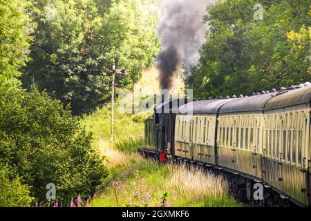 Cranmore, Angleterre - juillet 2019 : train à vapeur traversant la campagne anglaise sur le chemin de fer East Somerset. Banque D'Images