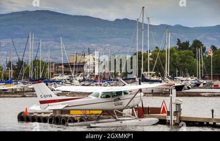 Kelowna (Colombie-Britannique), Canada - juin 2018 : hydravion à moteur unique amarré à une jetée dans le port de la ville, sur le lac Okanagan Banque D'Images