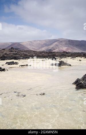 Playa Caleton Blanco est populaire pour ses eaux peu profondes et son sable blanc - Lanzarote, îles Canaries Banque D'Images
