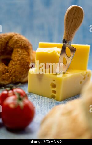 Emmental, Emmentaler ou Emmenthal un fromage suisse ou alpin. Sur table. Banque D'Images