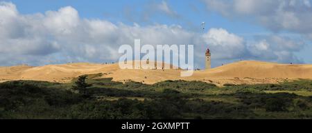 Vue éloignée sur la Rubjerg Knude et un ancien phare. Scène dans Jylland, Danemark. Banque D'Images