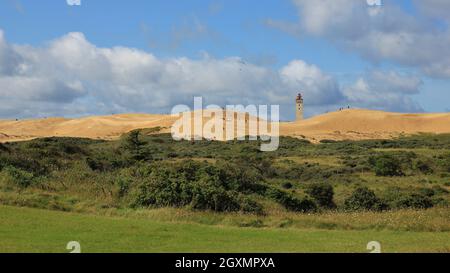 Vue éloignée sur la Rubjerg Knude et un ancien phare. Scène dans Jylland, Danemark. Banque D'Images