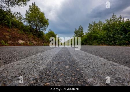 vue basse de la route au niveau du sol en voie de disparition dans la distamce. la route devant, au niveau du sol de la route, la route vide. chaussée désertée. point de vue bas. Banque D'Images