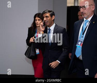 Manchester, Angleterre, Royaume-Uni. 5 octobre 2021. EN PHOTO : Rishi Sunak MP, chancelier du Royaume-Uni au téléphone, tout en marchant jusqu'à un événement du soir. Scènes de la soirée à la Conférence du parti conservateur #CPC21. Crédit : Colin Fisher/Alay Live News Banque D'Images