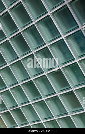 gros plan de briques carrées de verre utilisées pour permettre la lumière à travers un mur agissant comme une fenêtre. briques de verre, cubes de verre, matériaux de construction. Banque D'Images