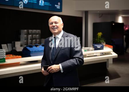 Manchester, Angleterre, Royaume-Uni. 5 octobre 2021. EN PHOTO : Ian Duncan Smith (Sir George Iain Duncan Smith), souvent mentionné par ses initiales IDS, est un politicien britannique qui a été chef du Parti conservateur et chef de l'opposition de 2001 à 2003) vu marcher jusqu'à un événement de la soirée. Scènes de la soirée à la Conférence du parti conservateur #CPC21. Crédit : Colin Fisher/Alay Live News Banque D'Images