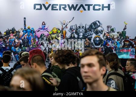 Moscou, Russie.5 octobre 2019 les jeunes se tiennent en ligne pour jouer au jeu vidéo Overwatch au Comic con Russia 2019 et aux expositions Igromir 2019 au Centre d'exposition international Crocus Expo dans la région de Moscou, en Russie Banque D'Images